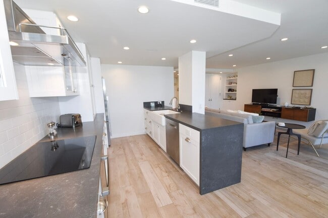 Foto del edificio - 1720 Avenida Del Mundo