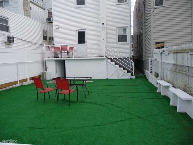 Foto del edificio - 2 br, 1 bath  - 393 New York Ave