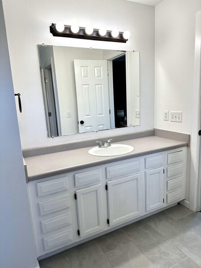 Foto del edificio - 3 BEDROOM 2 FULL BATH HOME LOCATED IN PEA ...