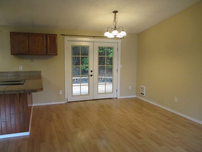 Building Photo - Split Level 3 Bedroom 2.25 Bath on Peacock...