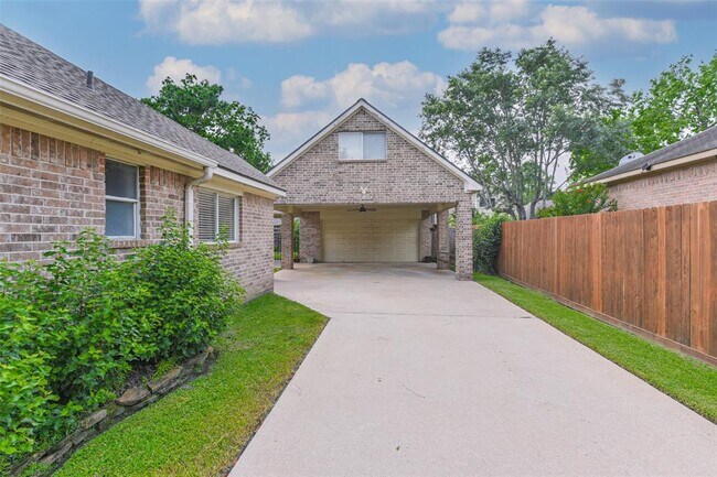 Building Photo - 501 Pine Bluff Dr