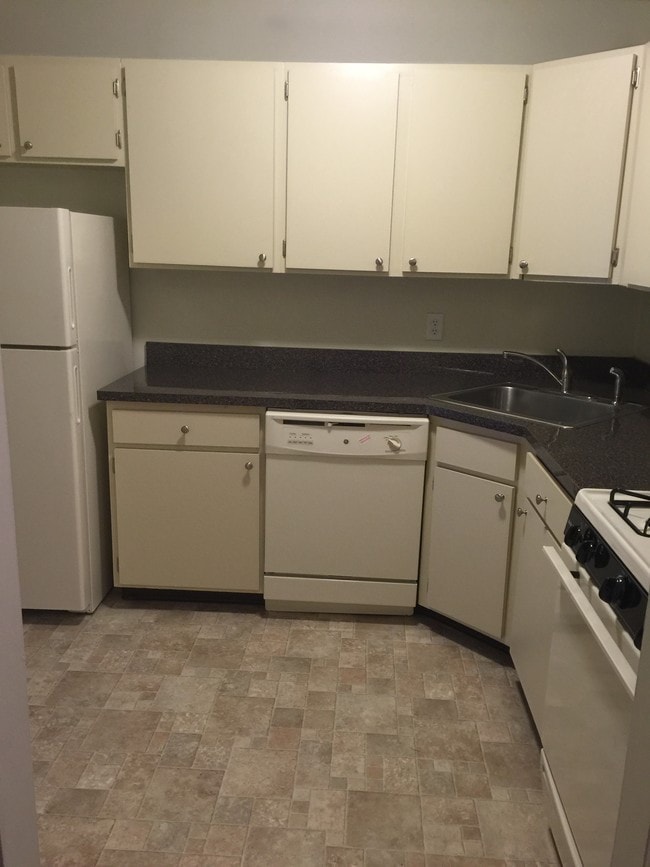 Building Photo - Hilltop Terrace Apartments!!! Amazing rental! Building Photo - Hilltop Terrace Apartments!!! Amazing rental!