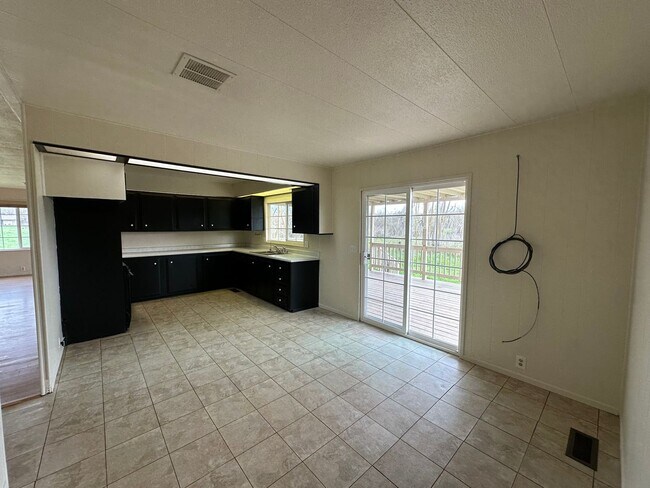 Building Photo - Country Living in Oakdale, CA