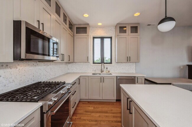 Building Photo - Impeccable 3 bedroom 2.5 bath condo located in the heart of Ukrainian Village / Humboldt Park / W...