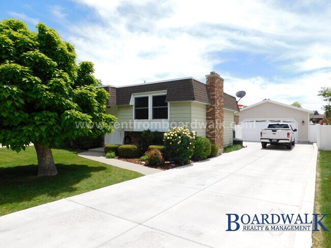 Building Photo - Amazing 3 Bedroom home with large maintain...