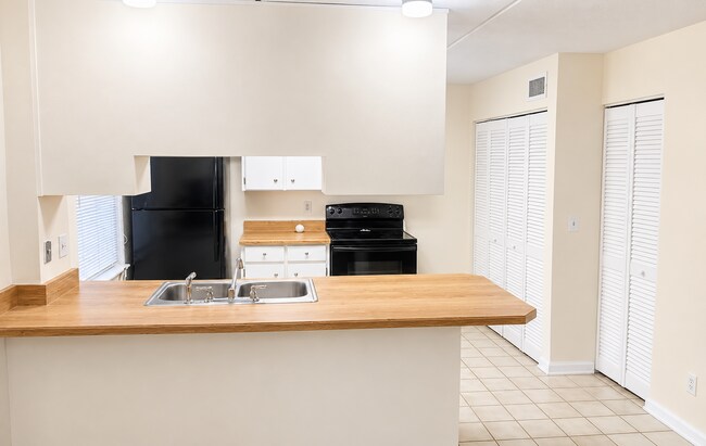 Foto del edificio - 1673 Spring Garden Ct