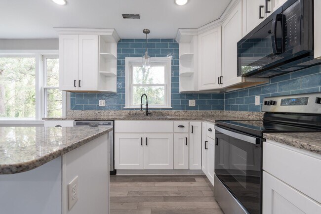 Foto del edificio - MOVE IN READY 4 Bedroom in desirable Hunt ...