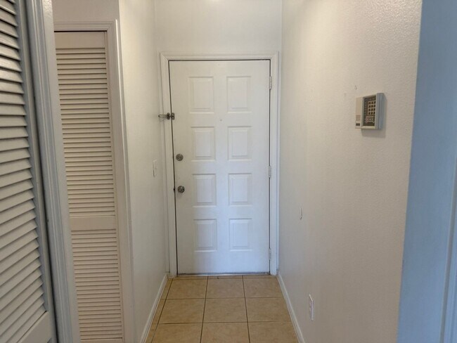 Building Photo - Cozy 2/2 Town Home in Meadow Woods! Availa...