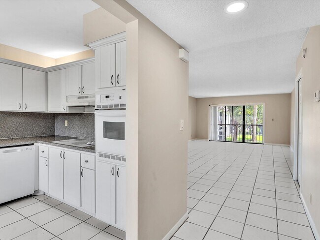 Building Photo - 16252 Laurel Dr