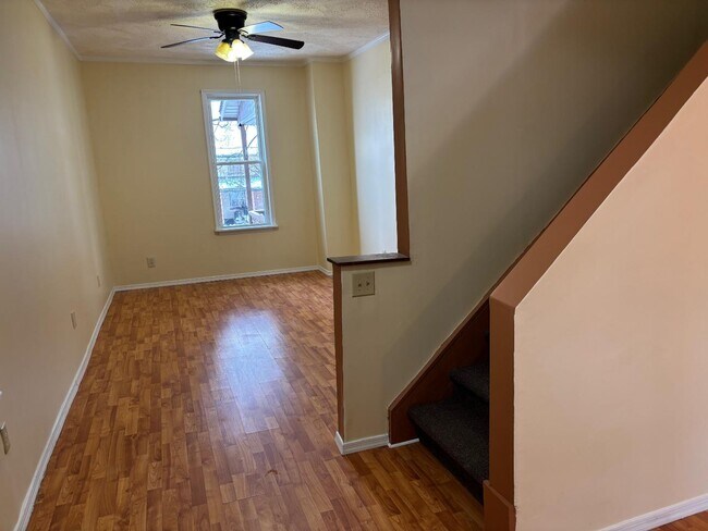 Foto del edificio - 2517 W Chestnut Ave