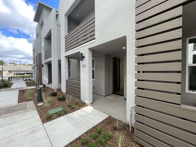 Building Photo - 5708 Melon Ct