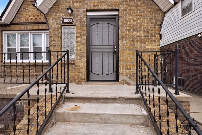 Building Photo - 4 bedroom $1300