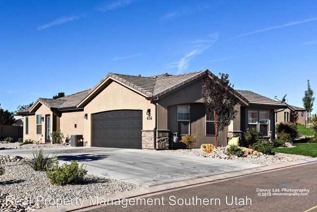 Foto del edificio - 656 E Bluff View Ln