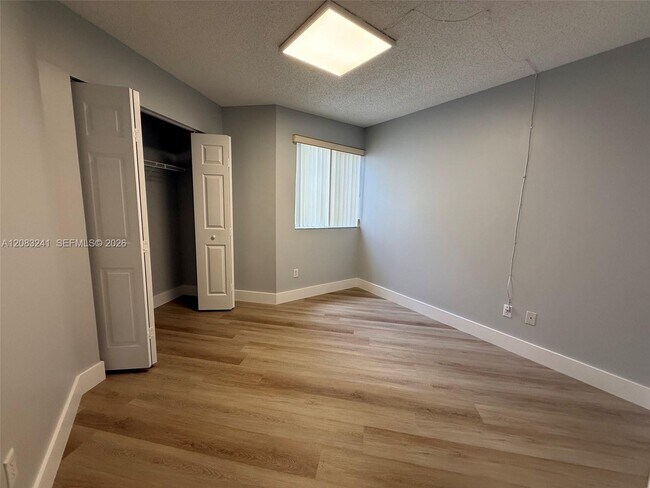 Building Photo - 527 SE 21st Dr