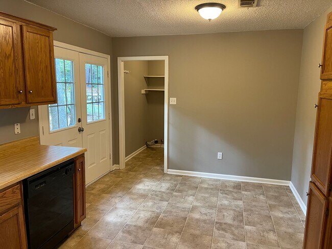 Building Photo - 716 Rosewood Dr