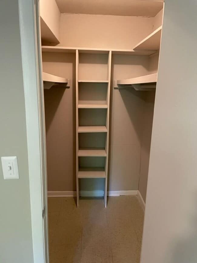 Building Photo - Spacious Apts - Excellent Tucker Location