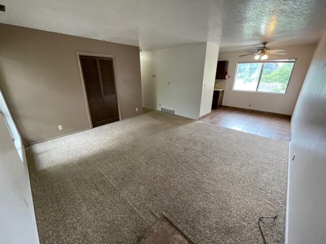 Building Photo - 69 1/2 N 200 W