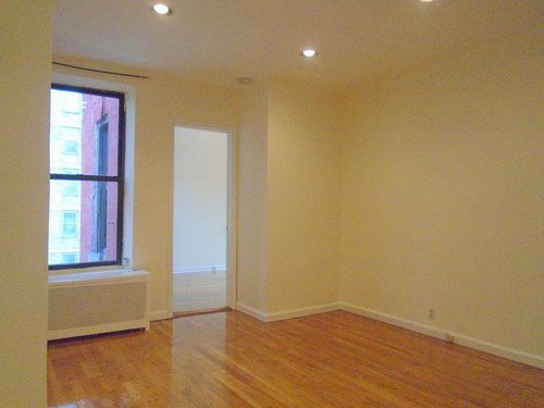 Building Photo - 306 E 80th St