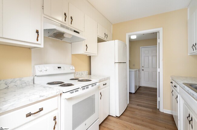 Foto del edificio - 14 Oakwood Dr