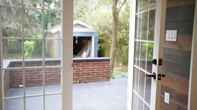 Building Photo - 3370 Parkview Ave