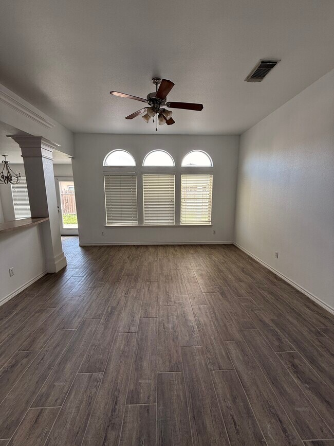 Building Photo - 3806 Los Arroyos Dr