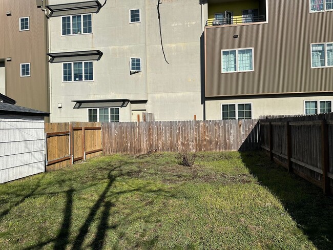 Building Photo - 2 bedroom 1 bathroom duplex in Eugene!