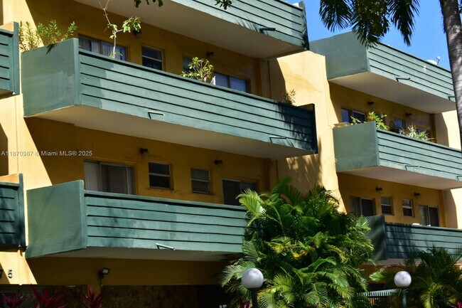 Foto del edificio - 1975 NE 135th St