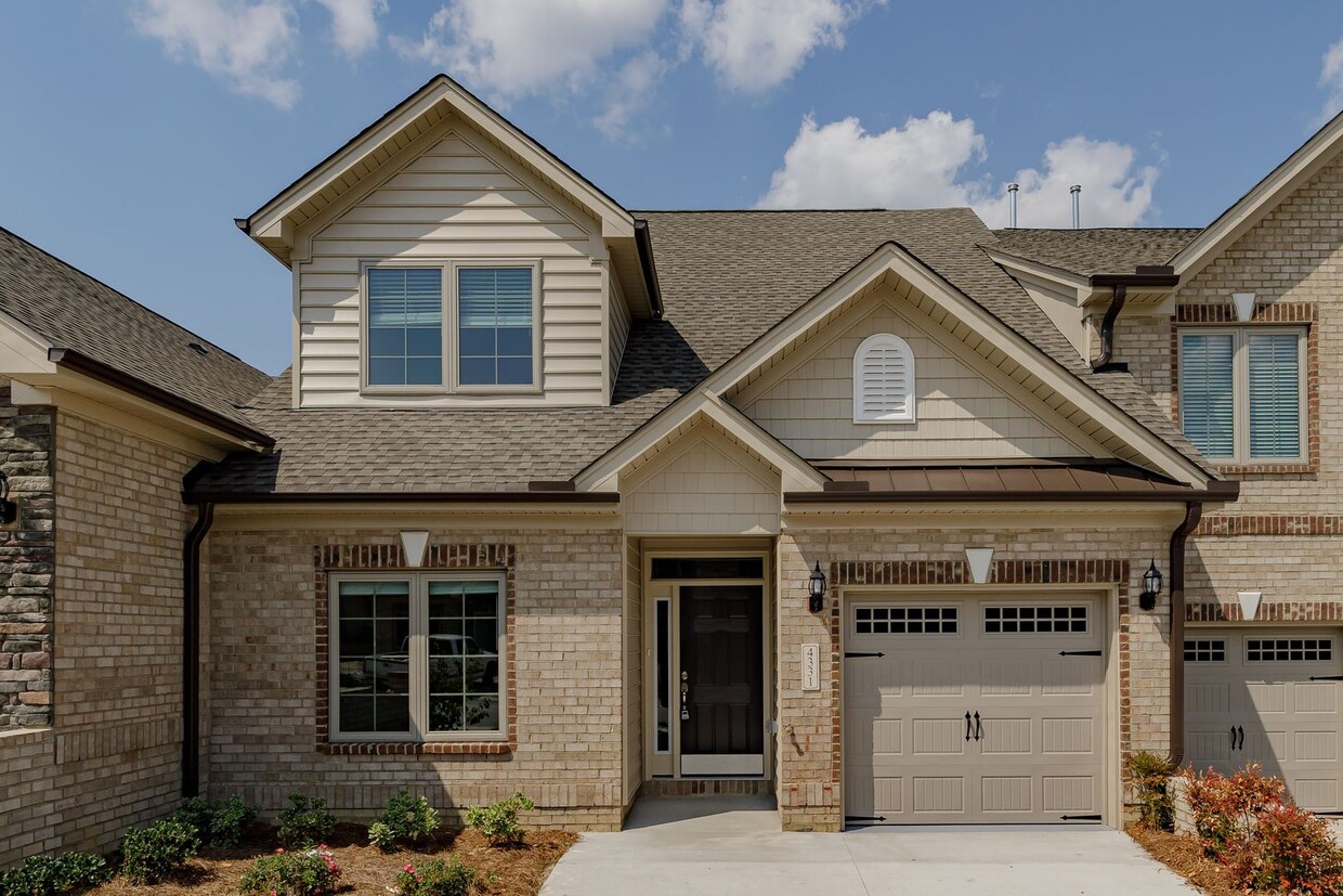 Foto principal - Brand new Luxurious 3 bedroom 3 bath + LOF...