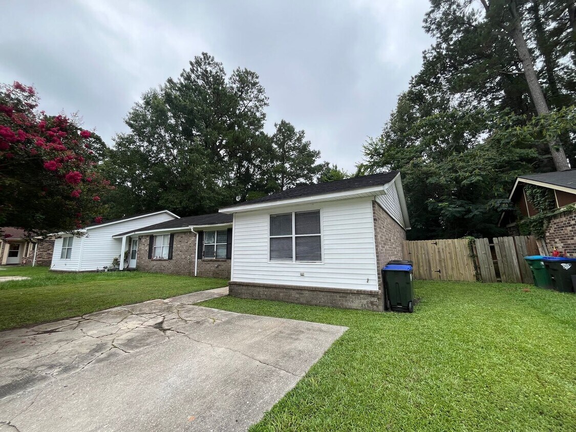 Foto principal - AVAILABLE NOW! Cute 2 bedroom duplex in co...