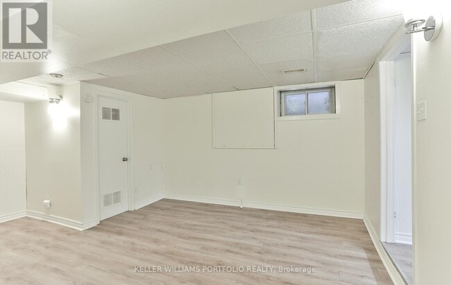 Building Photo - 98 Uxbridge Ave