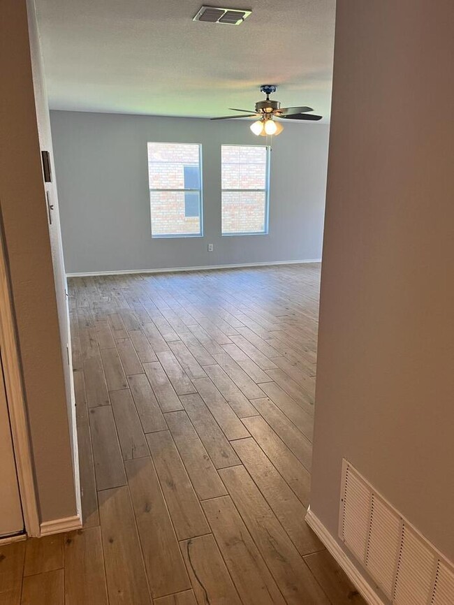 Building Photo - 4 Bedroom 2 Bathroom home (Contact 817-681-5290)