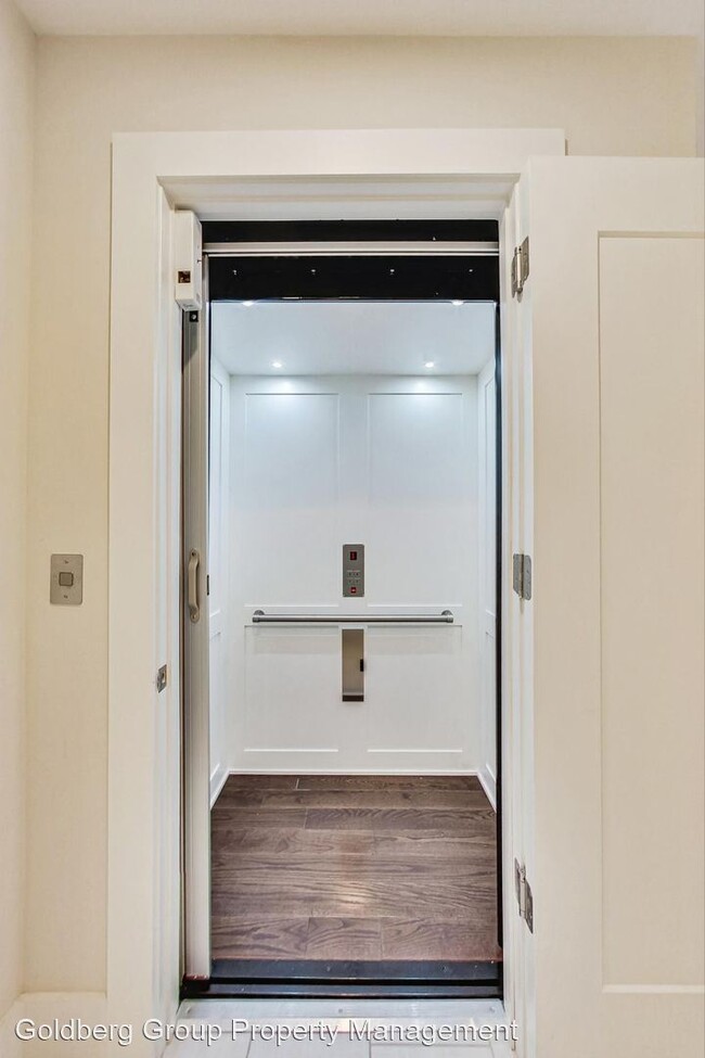 Building Photo - 4 br, 3.5 bath House - 5432 Merriam Street