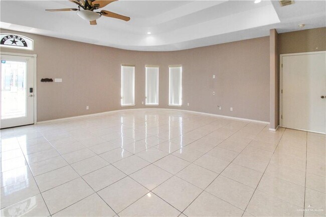 Building Photo - 715 Lake View Dr