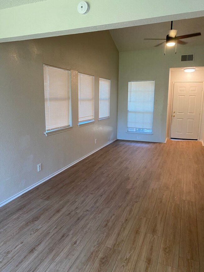 Foto del edificio - 1502 Woodfern Dr
