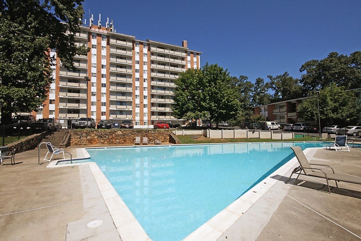 Foto del edificio - Last Minute Availability To Live at 1800 J...