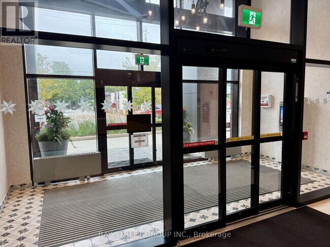 Photo du bâtiment - 2300 St Clair Ave W