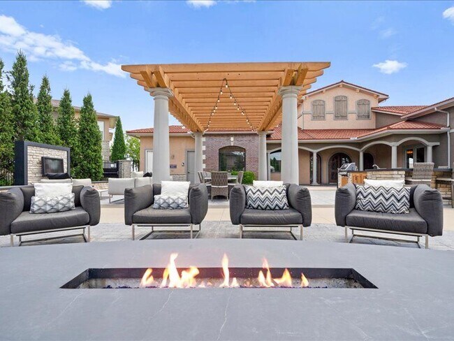 Foto del edificio - Sorrento at Deer Creek Apartment Homes