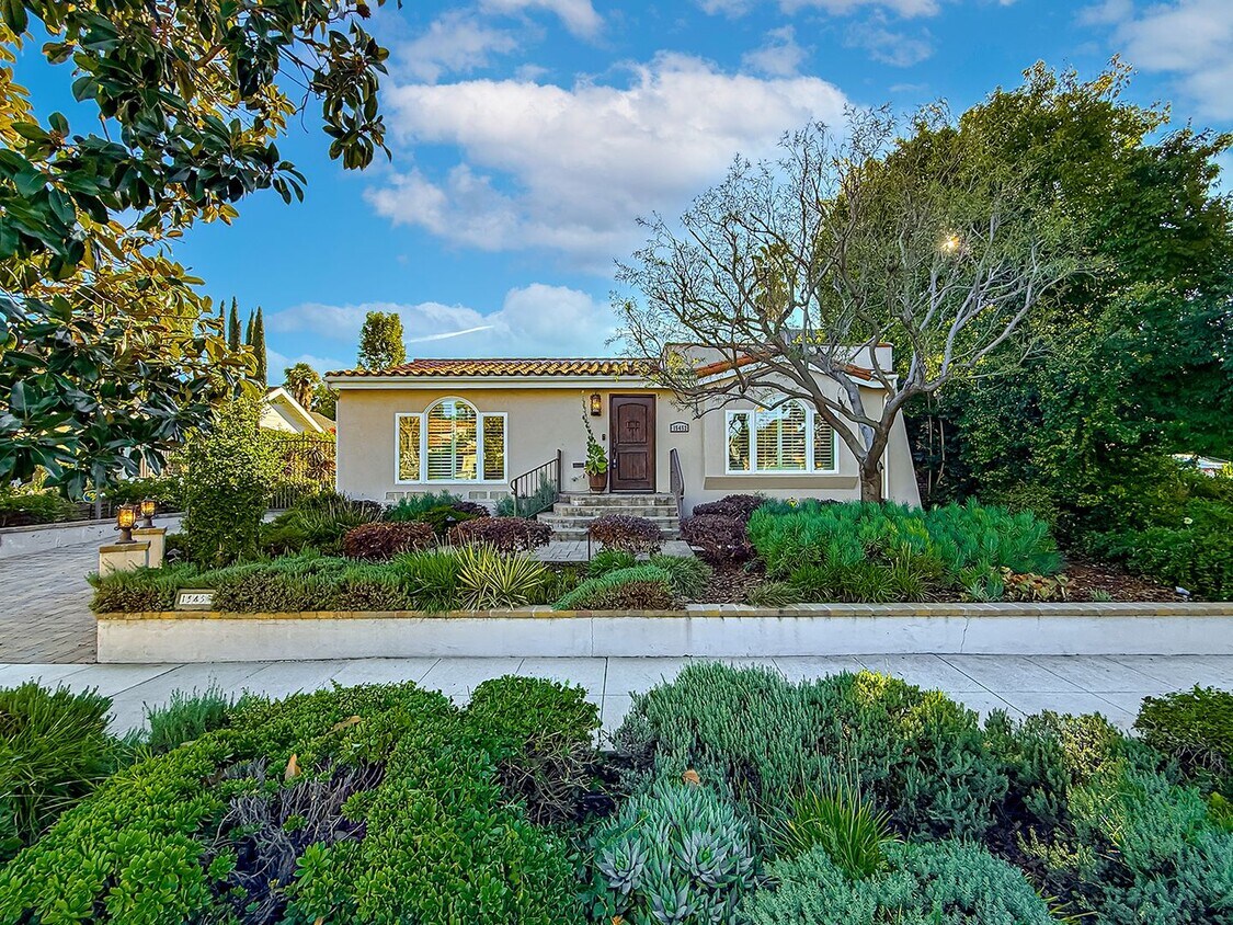 Foto principal - Upgraded Sherman Oaks 4+4 home - Ready for Move In!