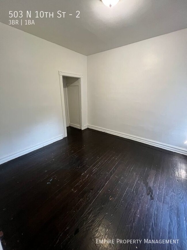Building Photo - Available Now- 3 Bedroom/1 bath Apartment ...