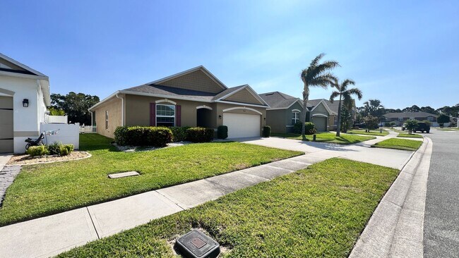 Building Photo - STUNNING 3 Bedroom/2 Bathroom Home in Titu...