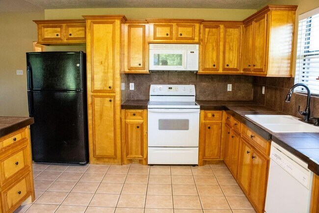 Building Photo - 9550 Thousand Oaks Loop