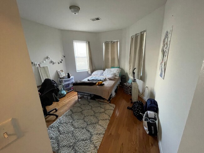 Foto del edificio - 3617 Spring Garden St