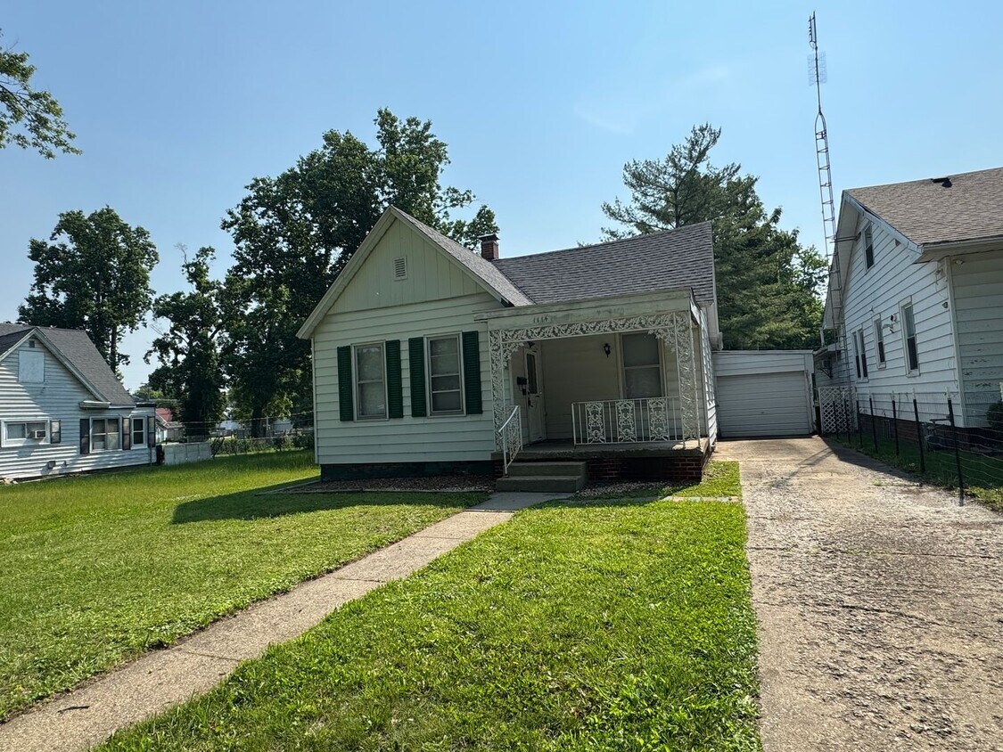 Primary Photo - Cozy Comfort: 2 Bed, 1 Bath Home with Spac...