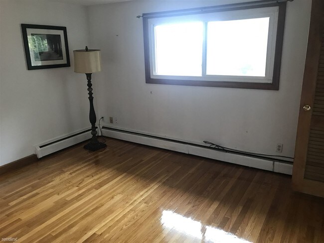 Building Photo - 2 br, 1 bath Apartment - 415 Newport Ave