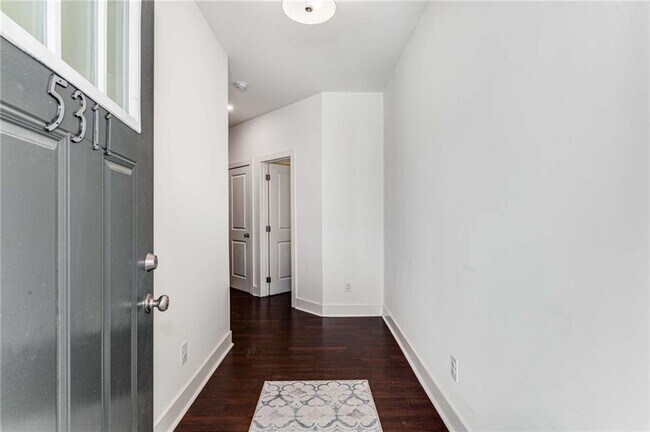 Foto del edificio - 5311 Radford Loop