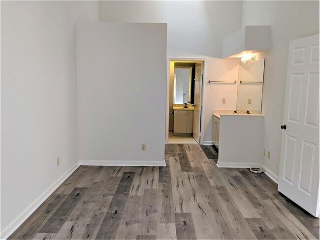Building Photo - 305 Landings Blvd