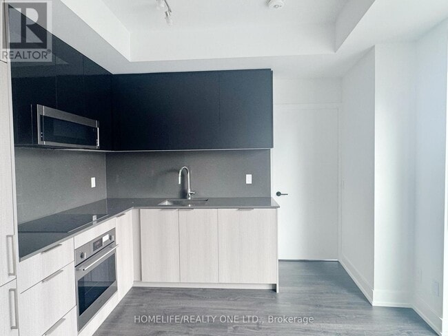 Building Photo - 308 Jarvis St