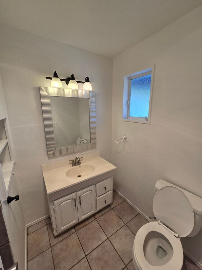Foto del edificio - Nice size 4 Bedroom  2 Bath with 2 living ...