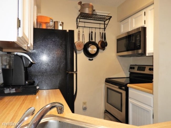 Building Photo - 2 br, 1 bath Condo - 10831 Amherst Ave