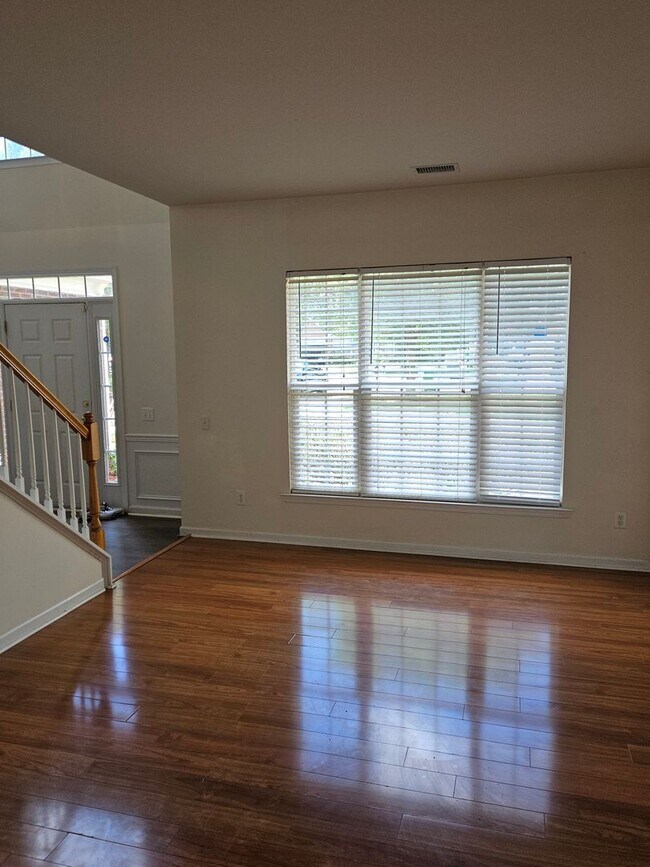 Foto del edificio - Beautiful Open Floor Plan with 4 Bedrooms